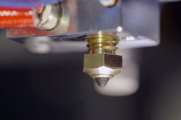 Change nozzle in a 3D printer easily and quickly in a few steps